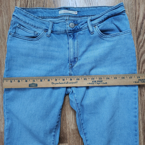 Levi's 711 Denim Jeans Women's Size 30 Blue Straight Leg Mid-Rise Light Wash - Picture 3 of 10